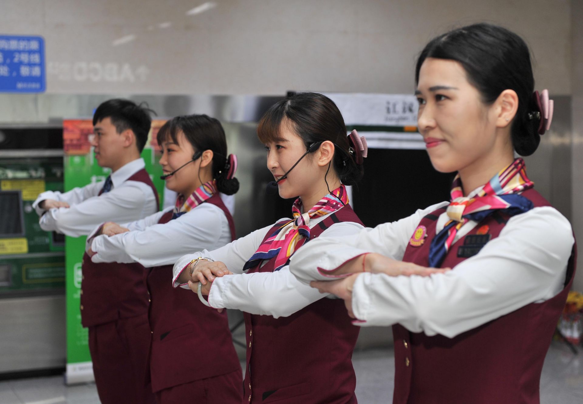 规范服务礼仪，全心全意为您服务